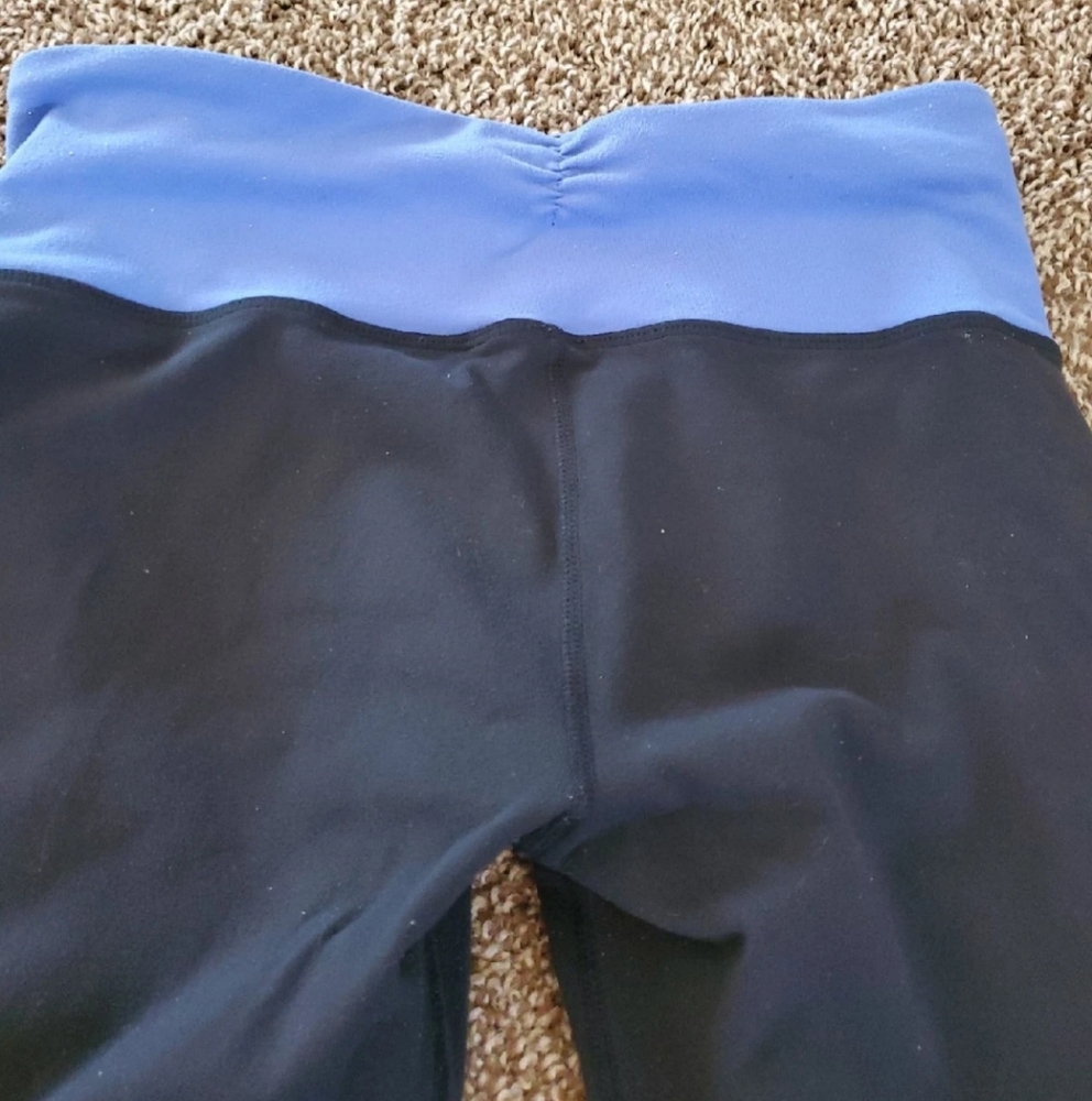 Lululemon crops with slit - Picture 4 of 8